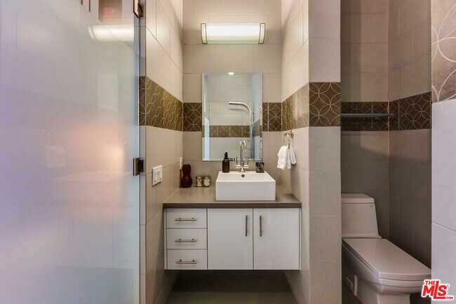 Building Photo - 1152 N La Cienega Blvd