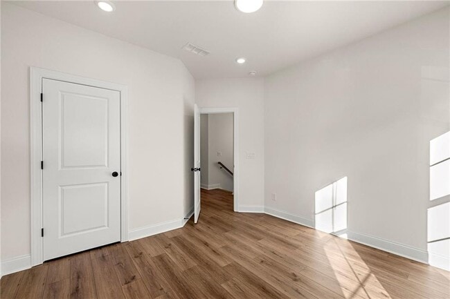 Building Photo - 167 Basil St