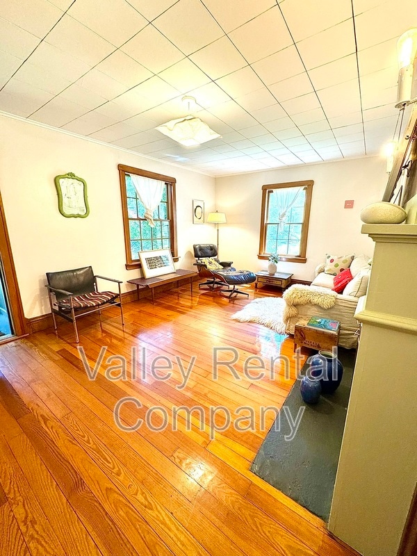 Building Photo - 323 Pelham Rd