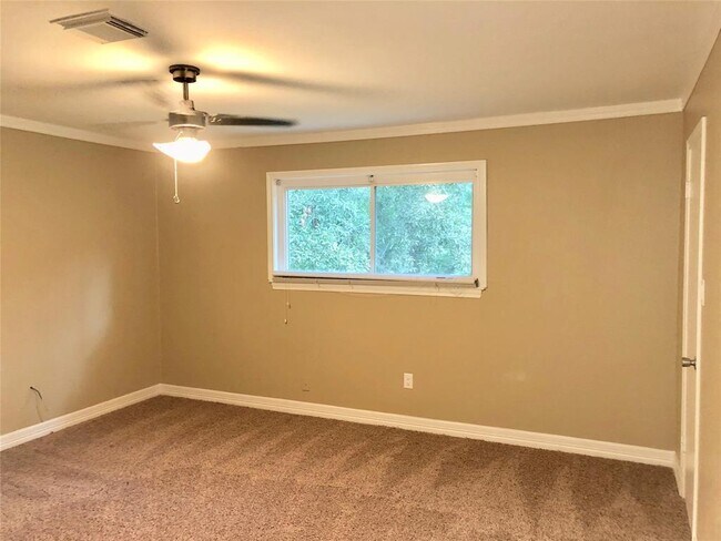 Building Photo - 2606 N Woodloch St