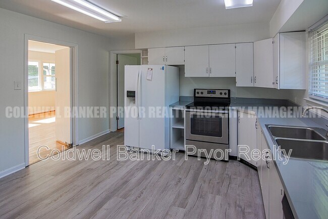 Building Photo - 1225 Panorama Dr
