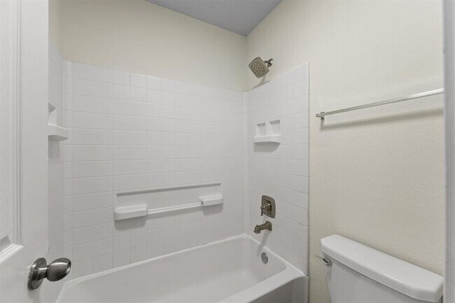 Building Photo - 2611 Verano Dr