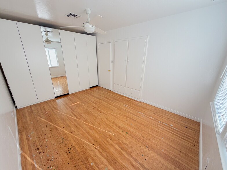 Building Photo - 925 Park Paseo