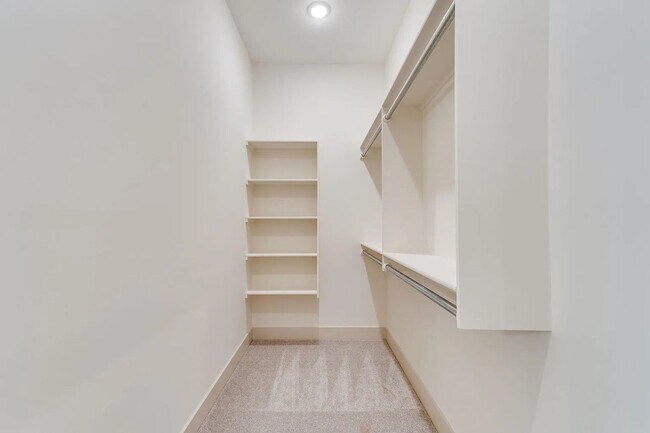 Building Photo - Beautiful and Modern 2 Bedroom