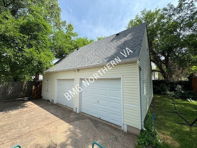 Building Photo - 8903 Tudor Ln