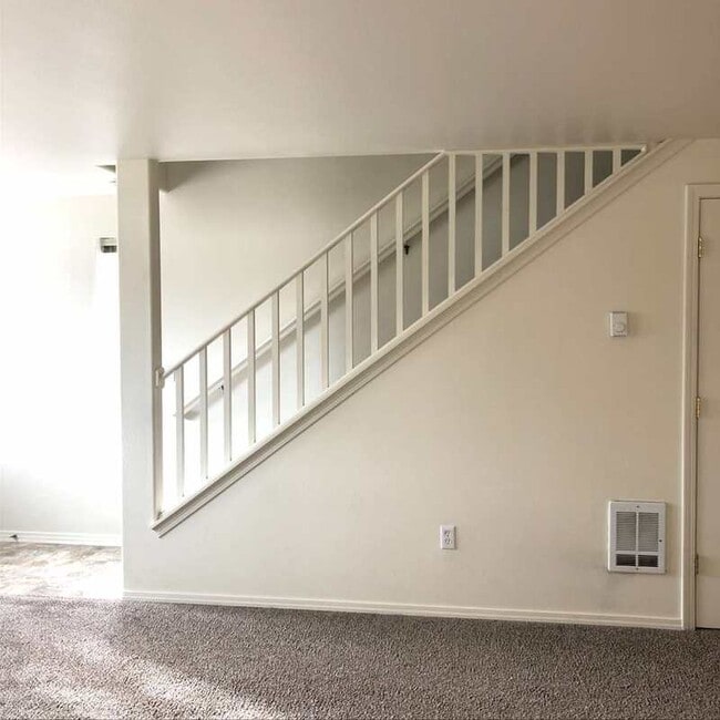 Building Photo - 548 NE Negus Loop