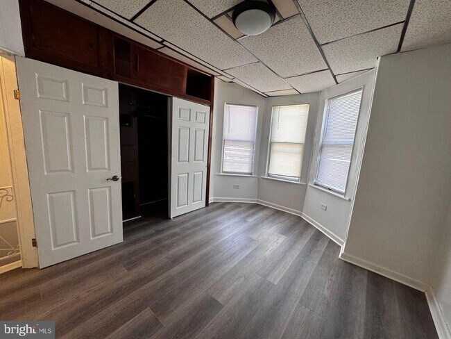 Building Photo - 210 N Avondale St