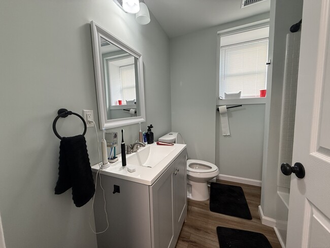 Building Photo - 213 Ely Ave