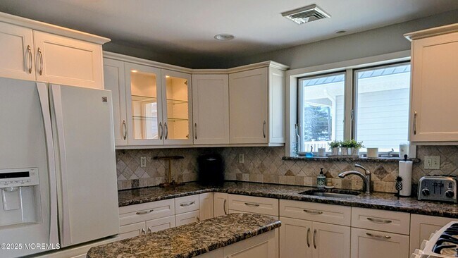 Building Photo - 107 Bond Ave