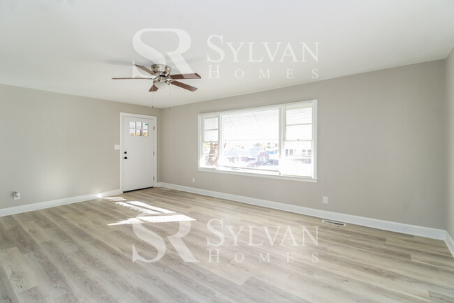 Building Photo - Cute, cozy and comfortable