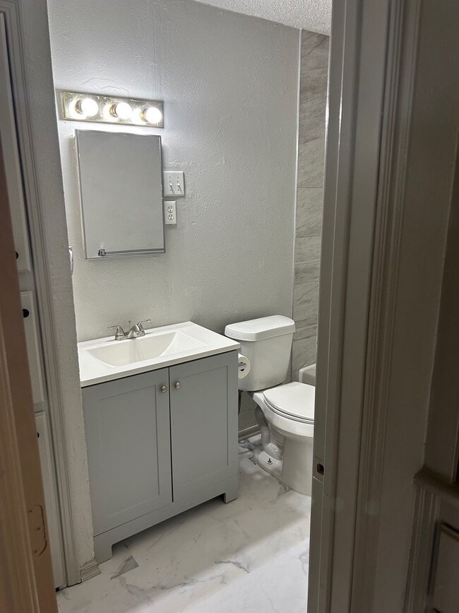 Building Photo - Charming 3 bedroom, 1 bathroom home