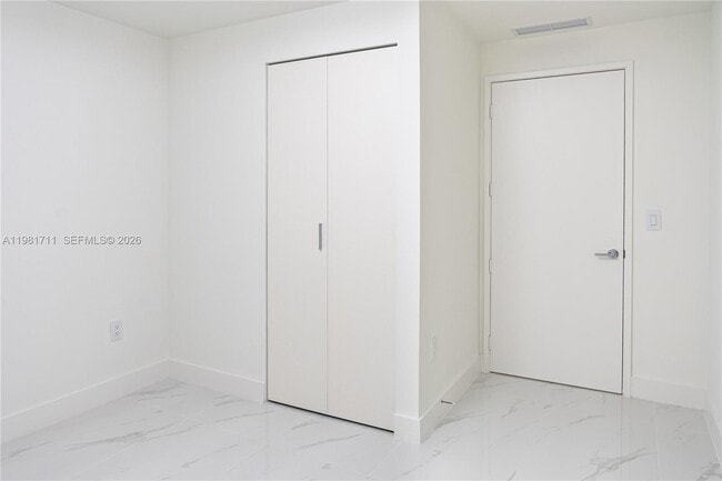 Building Photo - 700 NE 24th St