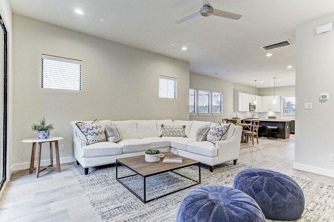 Building Photo - 806 Sienna Palm Ln