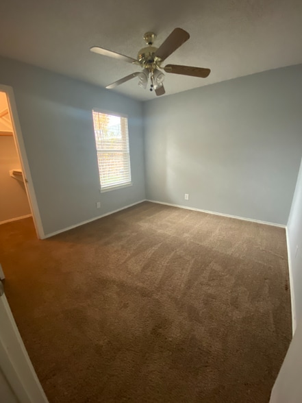 Building Photo - 1925 Willow Vale Dr