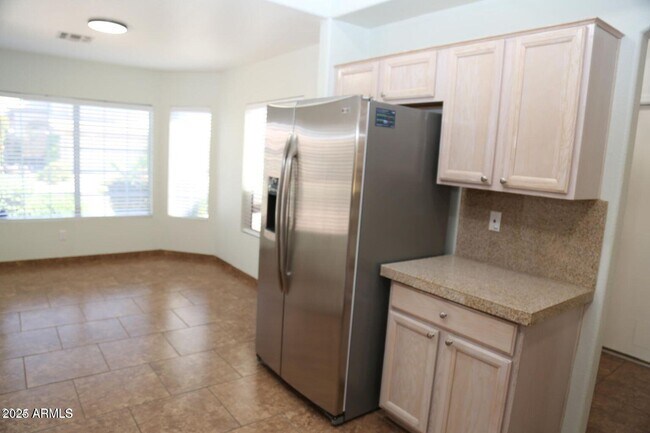 Building Photo - 2228 E Aire Libre Ave