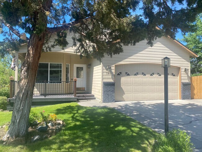 Building Photo - 3 Bedroom home in quiet neighborhood