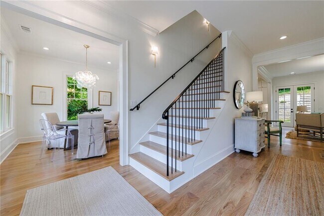 Building Photo - 2717 Skyland Dr NE