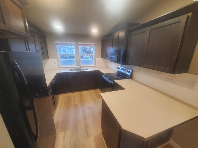 Building Photo - Kennewick Rambler with 3 Car Garage