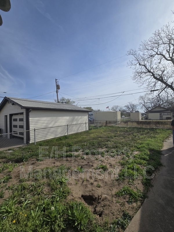 Building Photo - 526 N Martinson Ave