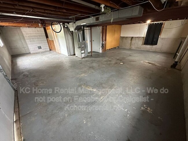 Building Photo - 708 NW Mock Ave