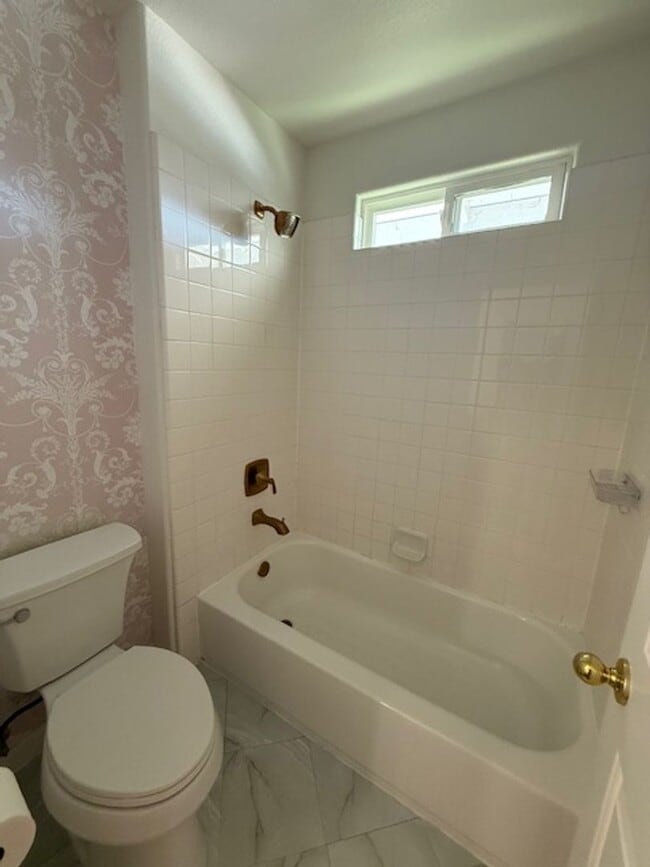 Building Photo - Very Nice 4 bedroom, 3 full bath home in much desired Lakeside neighborhood.