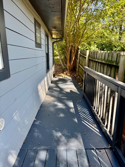 Building Photo - 2386 Elldale Ave