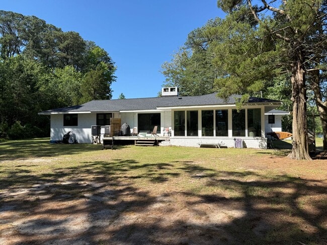 Building Photo - 305 Ship Point Rd