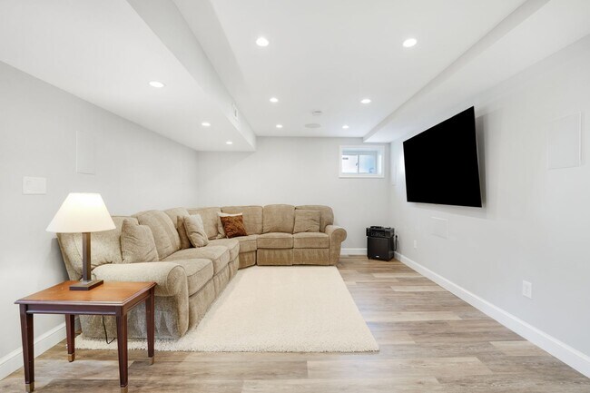 Building Photo - 5128 Linnean Terrace NW