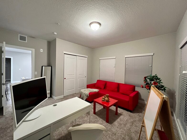 Perfect for Roomaids - 10020 E Girard Ave