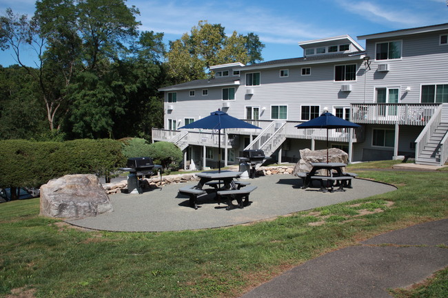 Patio & Lawn - Willow Park Apartments