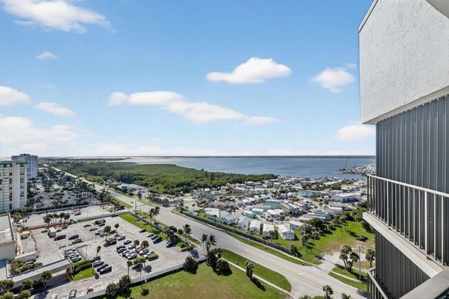 Building Photo - 9650 S Ocean Dr