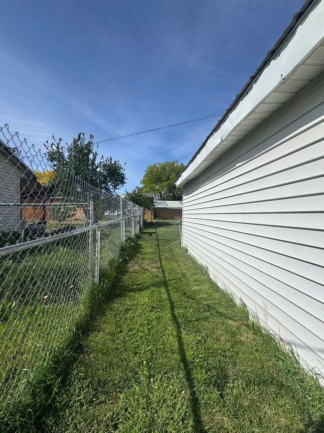 Building Photo - Bright and Welcoming 2-Bedroom Home