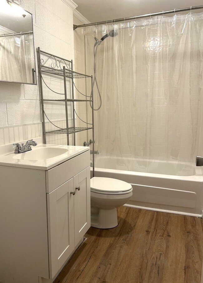 Building Photo - 219 S 7th St