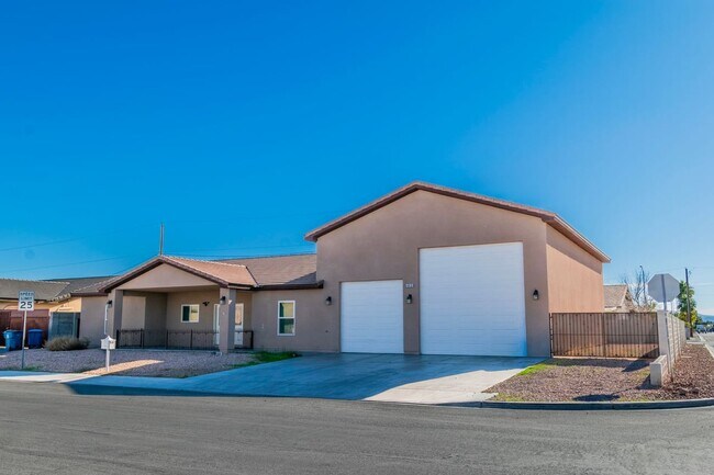 Building Photo - 4615 E St Louis Ave