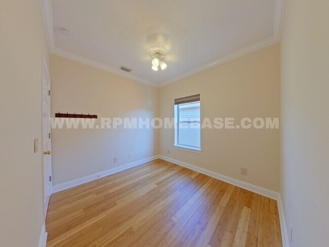 Building Photo - Elegant 2-Bedroom Home with Bonus Flexible...