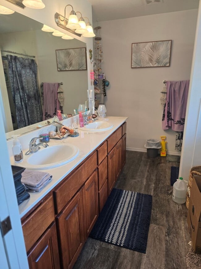 Building Photo - 3 bed 2 bath  Home for Rent in Grants Pass