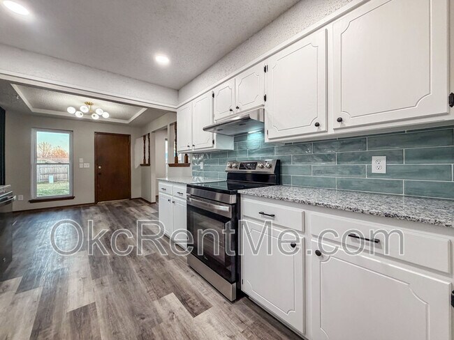 Building Photo - 1104 Spruce Dr