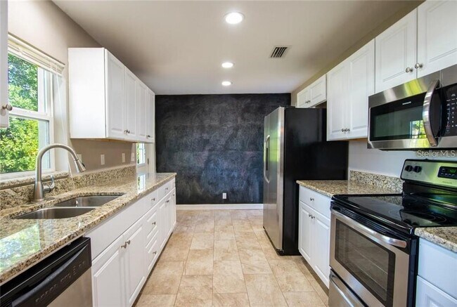 Building Photo - 2074 Greenbriar Blvd