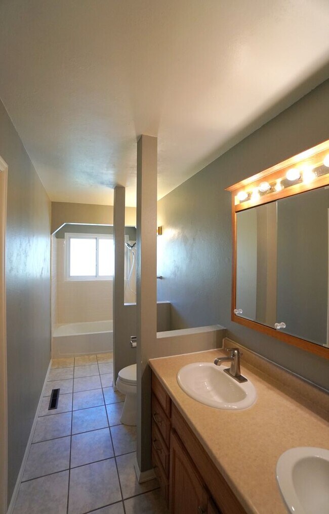 Building Photo - 1822 Wooten Rd