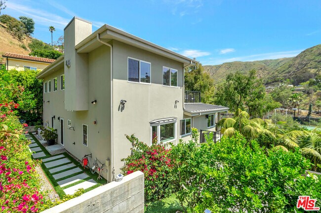 Building Photo - 3859 Rambla Pacifico St