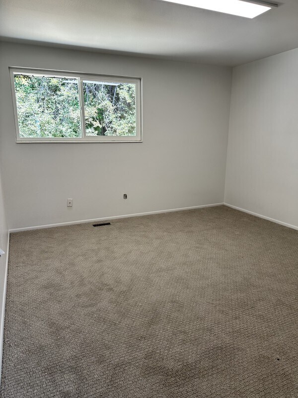 Building Photo - 650 E 200 N