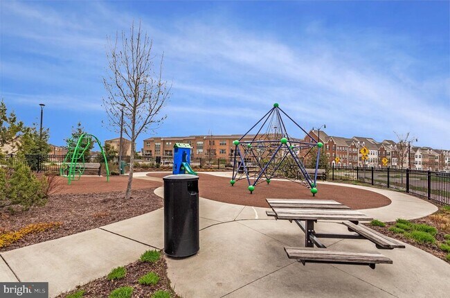 Building Photo - 10910 Presidential Pkwy