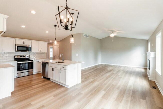 Building Photo - PRIVATE BACKYARD!! 4 Bedroom, 3 Bath Home in Ankeny