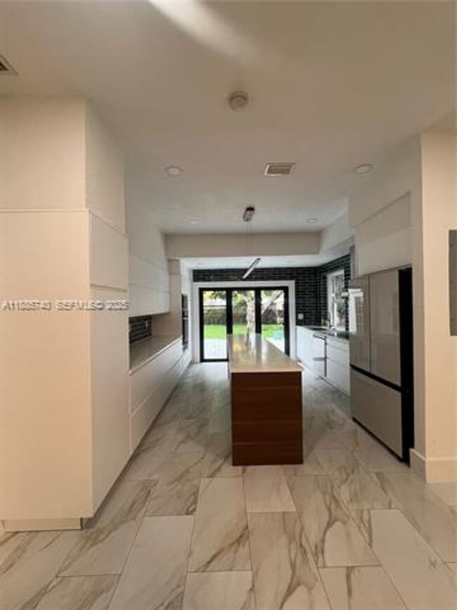 Building Photo - 130 SW 1st Ave