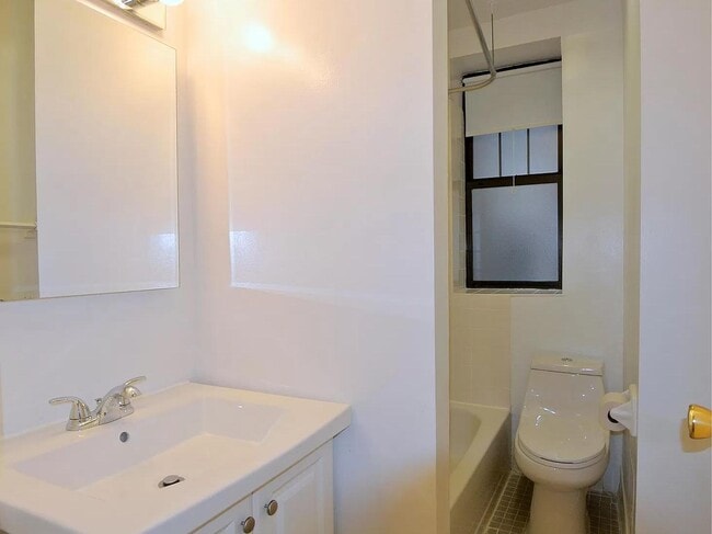 Building Photo - 3117 Broadway