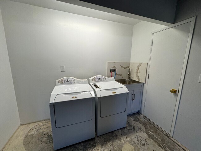 Building Photo - Newly Remodeled Gorgeous Open Floor Plan o...
