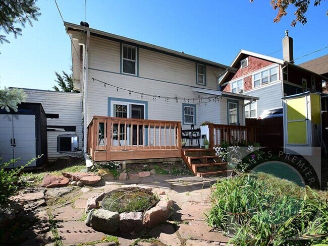 Building Photo - Discover 3-bedroom, 2.5-bath home in Omaha, NE