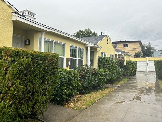 Building Photo - Western, 1151-1153