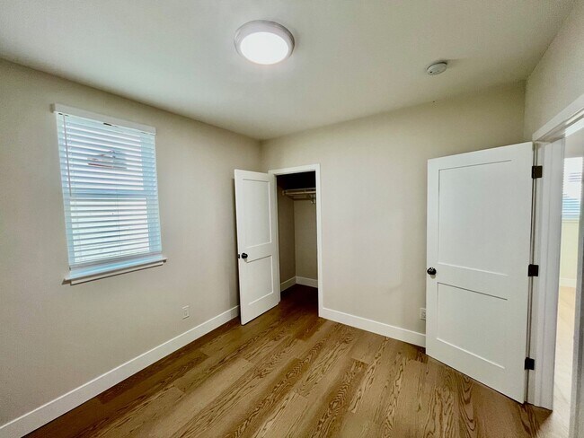 Building Photo - SPECTACULAR, COMPLETELY RENOVATED 2 BED/1 BATH FULLY!!!