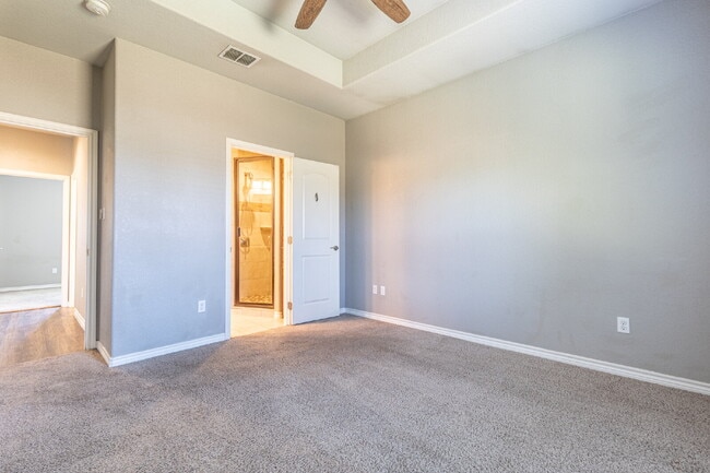 Building Photo - Charming open floor style home!